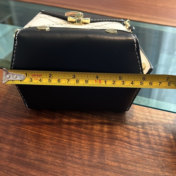 Small purse great for shopping or vacations. - Picture 10 of 10